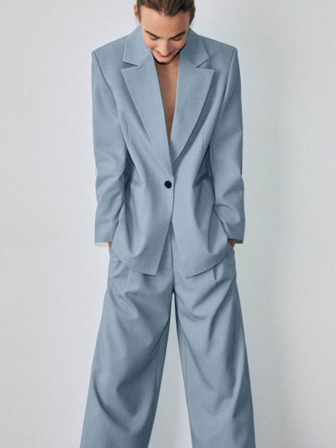 מכנסיים מחויטים