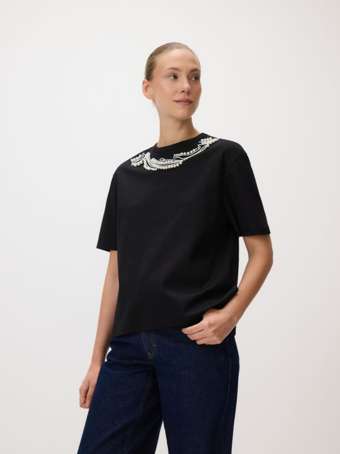 טי שירט עם פנינים