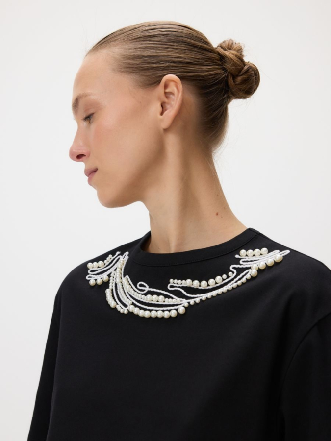 טי שירט עם פנינים