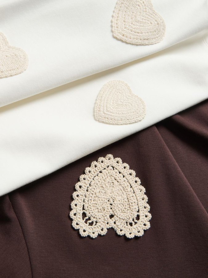 טי שירט עם רקמה