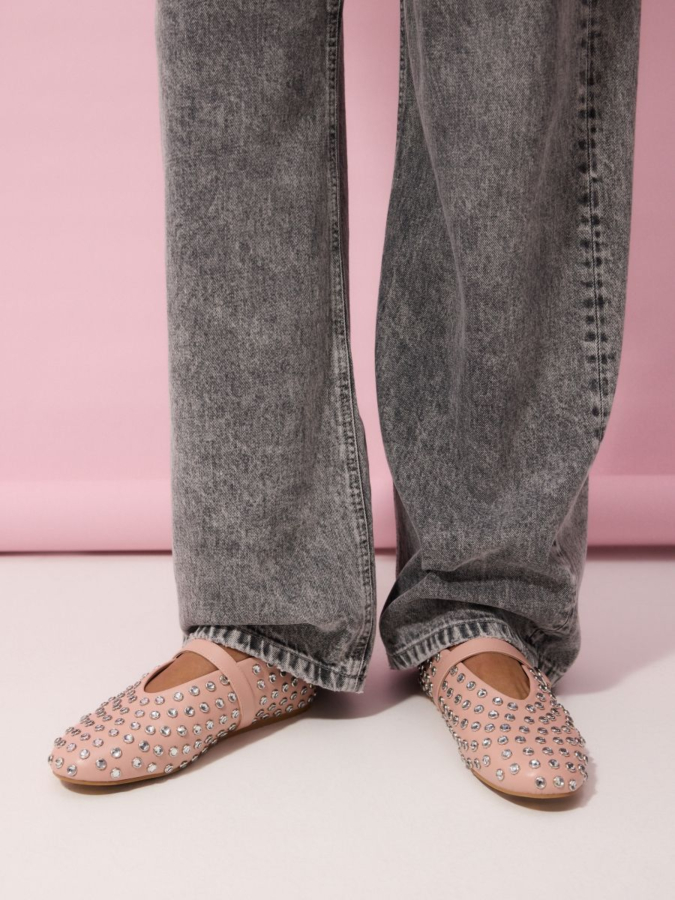 נעלי בובה עם ניטים