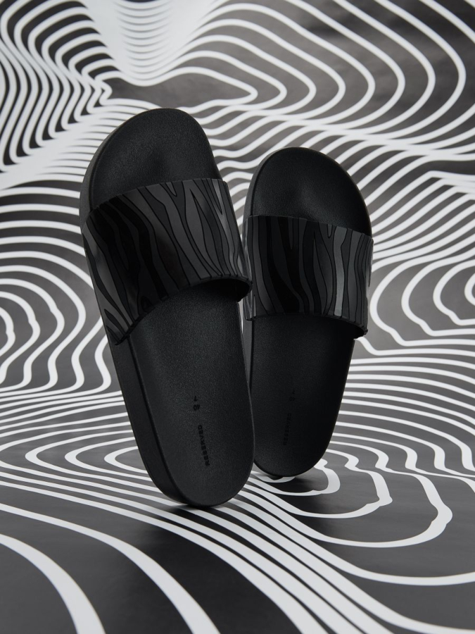 כפכפים עם הדפס