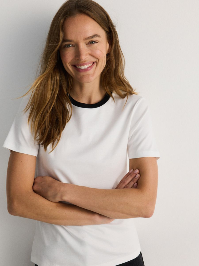 טי שירט fitted עם סיומת ניגודית