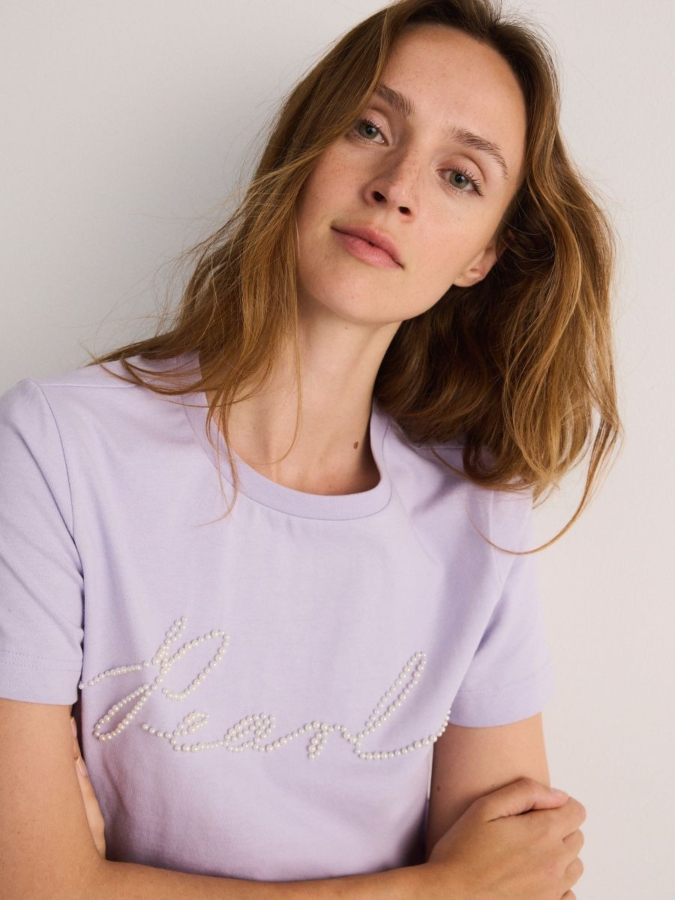 חולצת טי עם רקמה