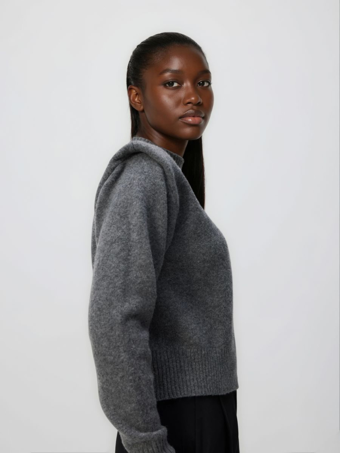 סוודר עם כריות בכתפיים