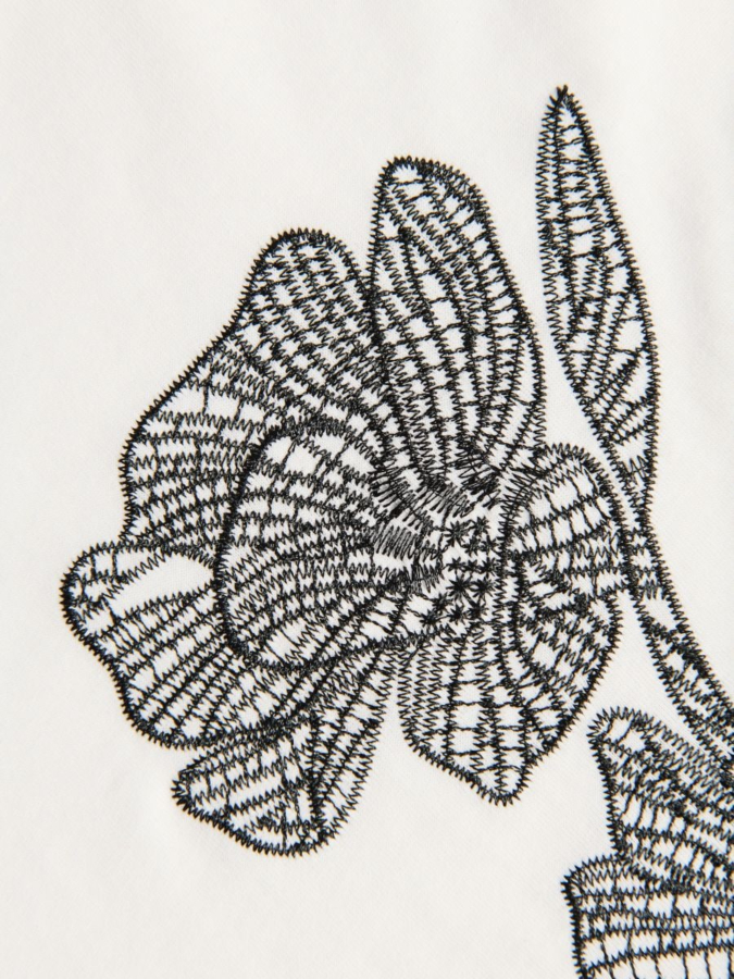 טי שירט עם רקמה