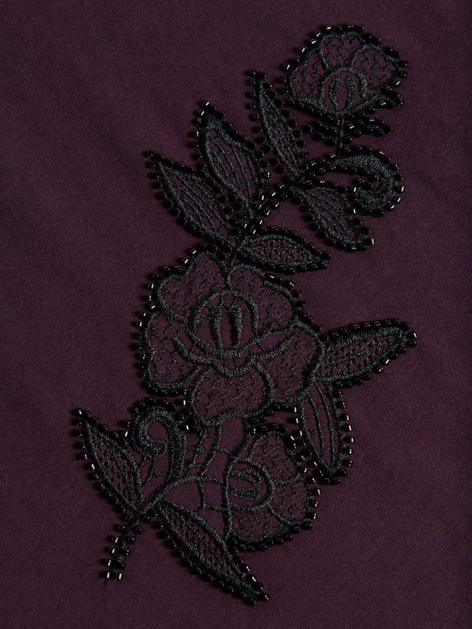 טי שירט עם רקמה