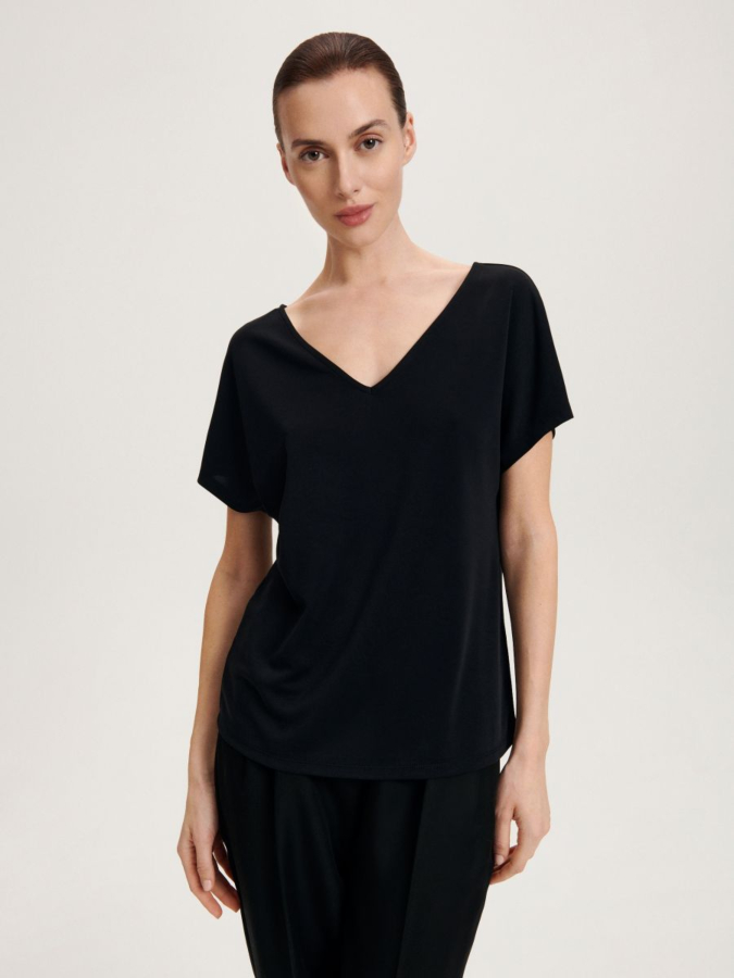 טי-שירט בגזרה רגילה עם גזרת גב