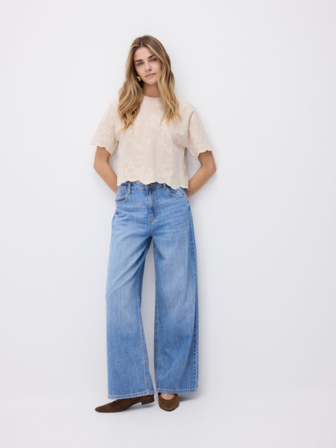 טי שירט עם רקמה