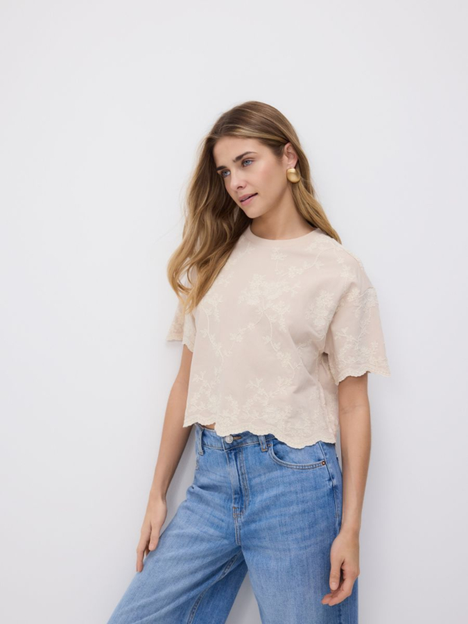 טי שירט עם רקמה