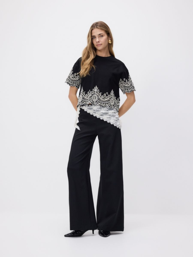 טי שירט עם רקמה