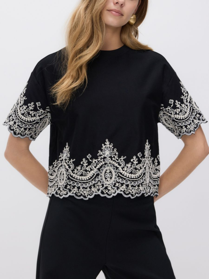 טי שירט עם רקמה