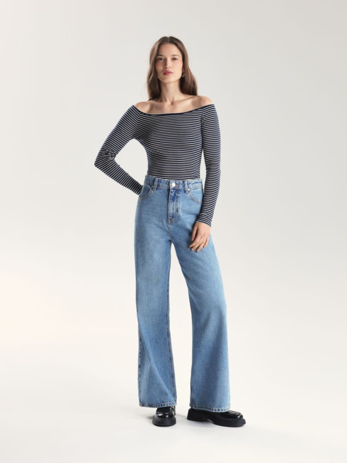 חולצה עם מחשוף ישר