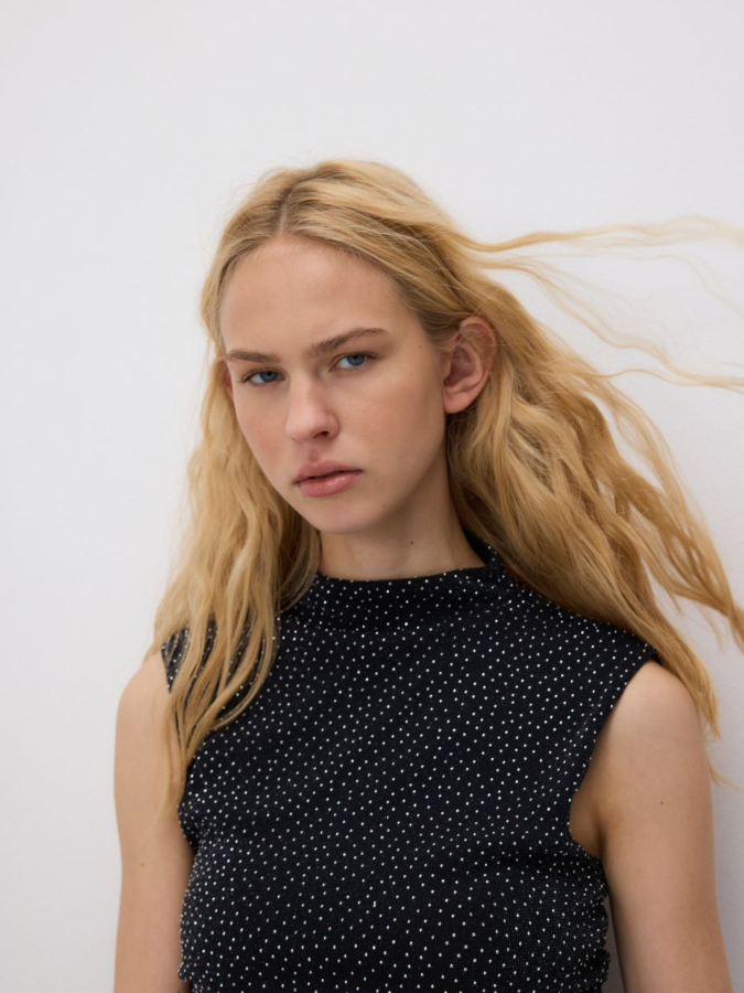 חולצה עם חוט מטאלי