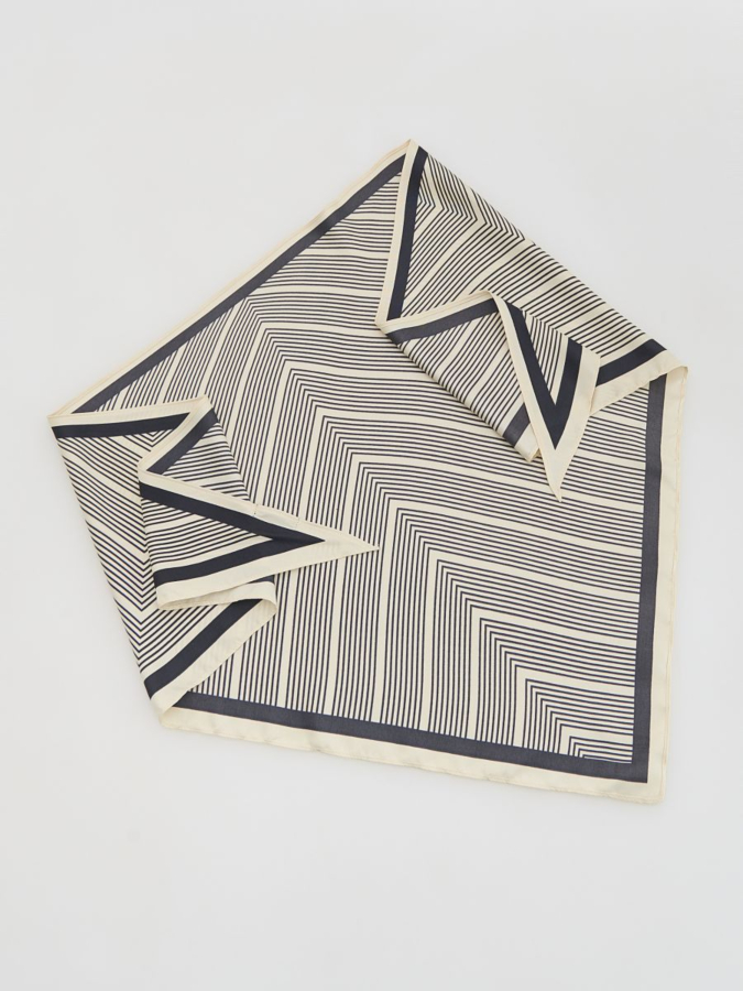 צעיף עם דפוס גיאומטרי