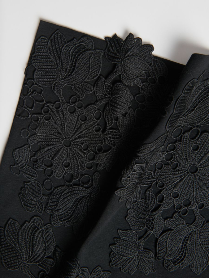 טי שירט עם תחרה