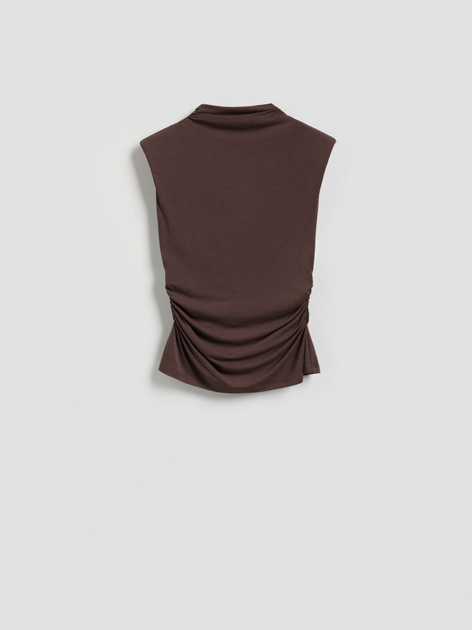 טופ מודל עם כיווצים