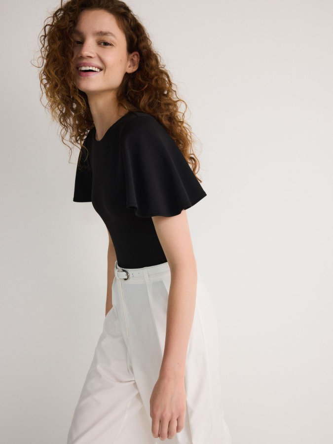 מכנסיים רחבים עם חגורה