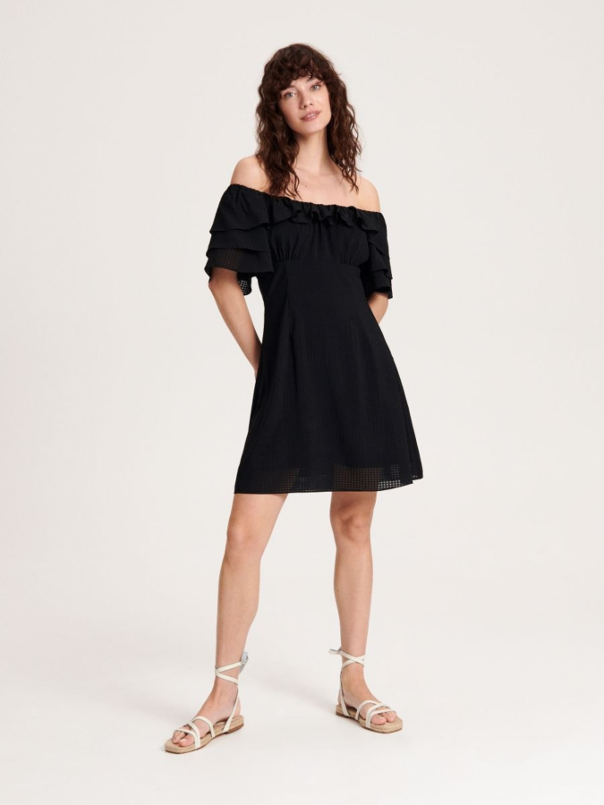 שמלה עם פרטים מעוצבים