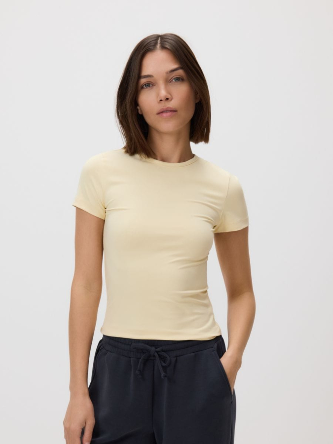 טי שירט צמודה