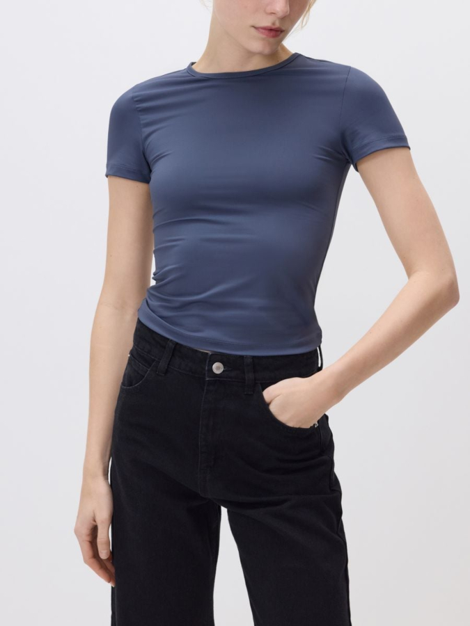 טי שירט צמודה