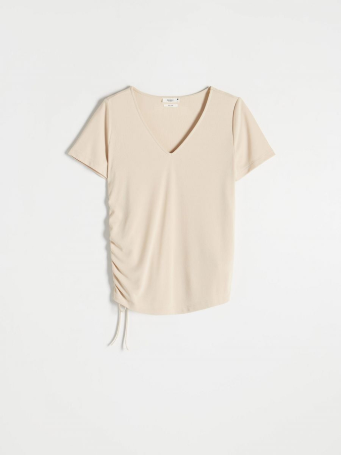 חולצה קצרה בשילוב מודל