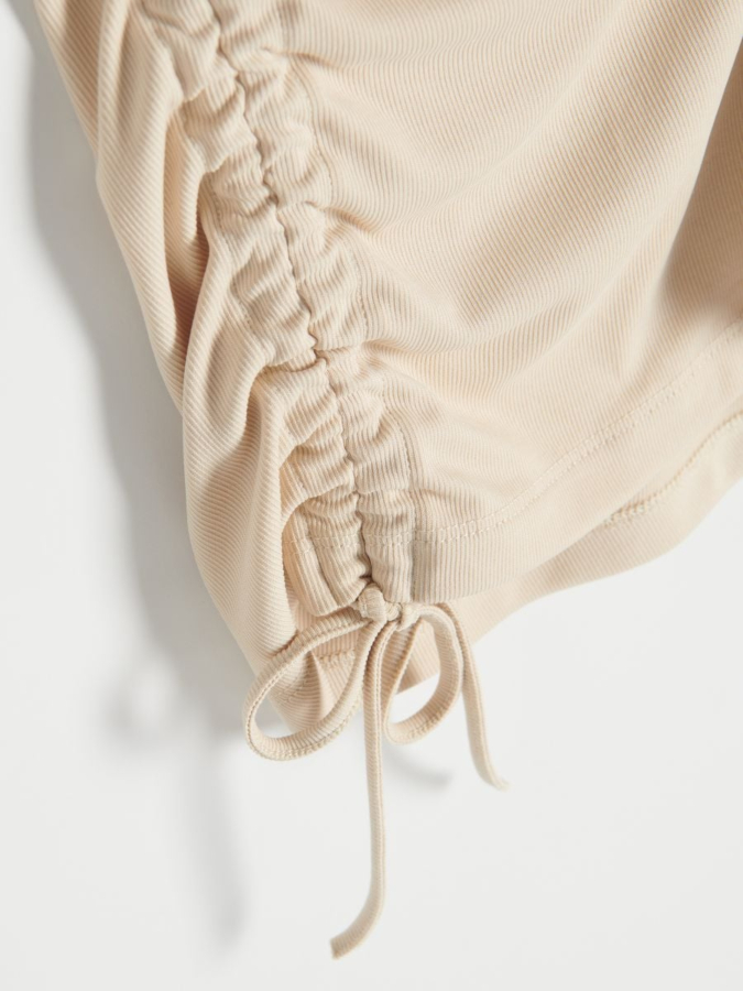 חולצה קצרה בשילוב מודל