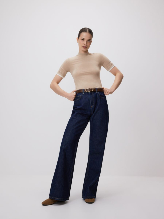 טי שירט צמודה