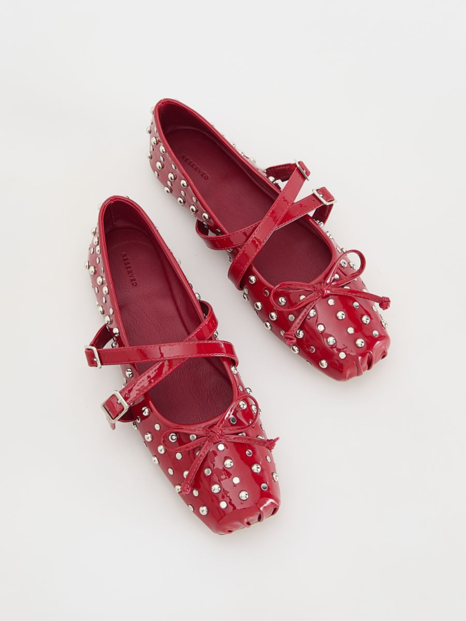 נעלי בובה עם עיטורי מתכת ופפיונים