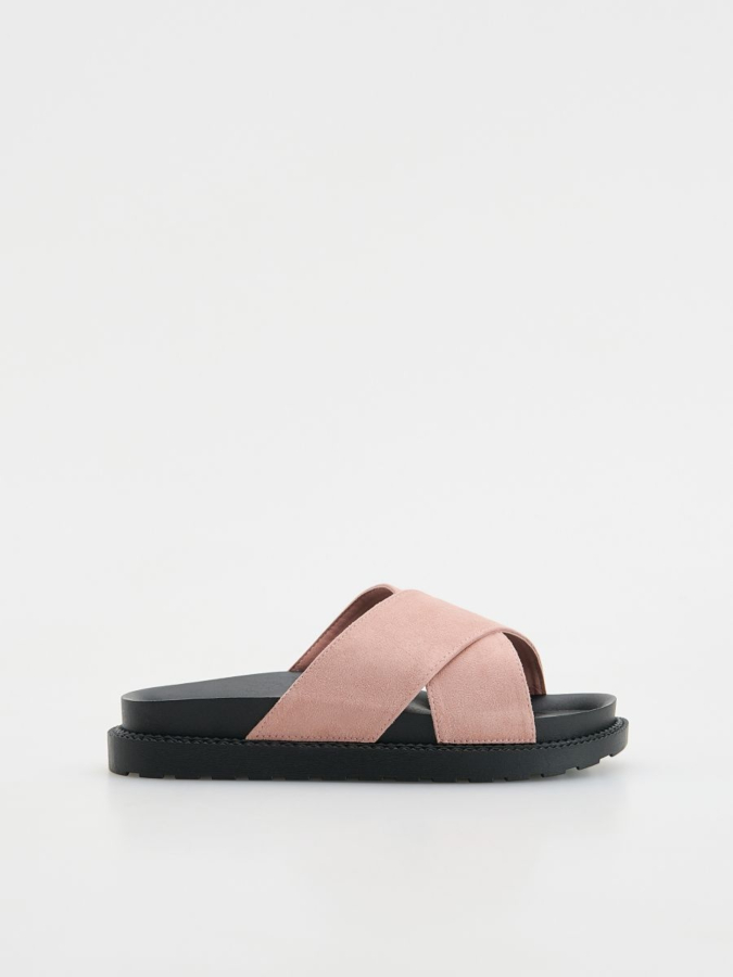 סנדלים עם רצועות רחבות