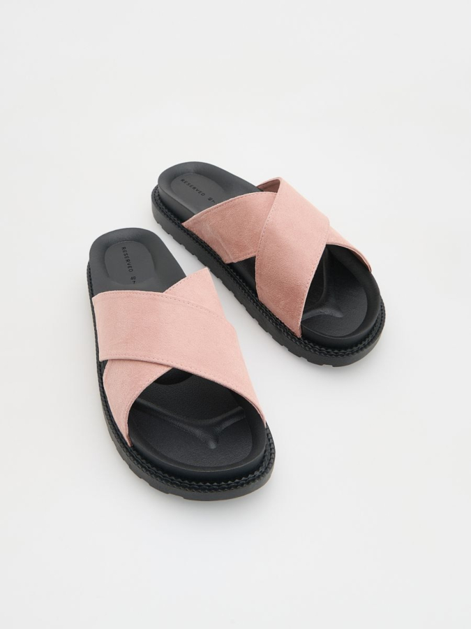 סנדלים עם רצועות רחבות