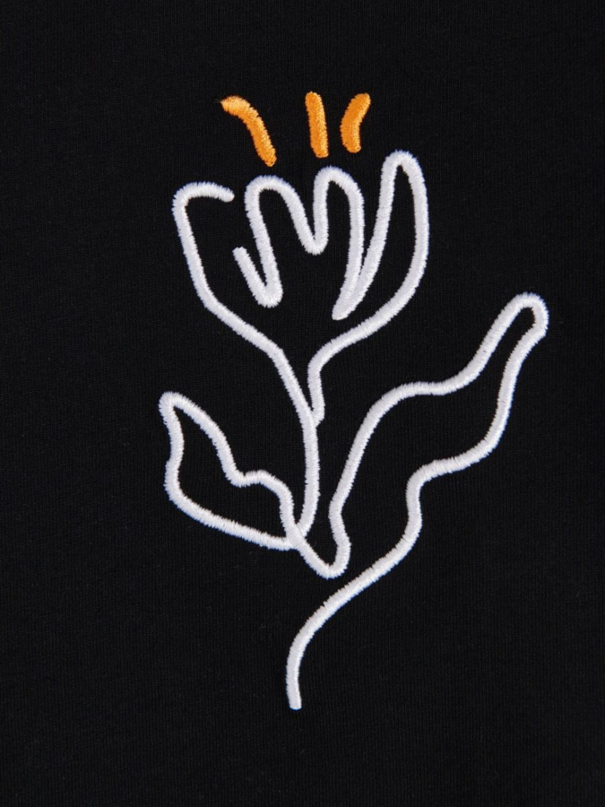 טי שירט עם רקמה