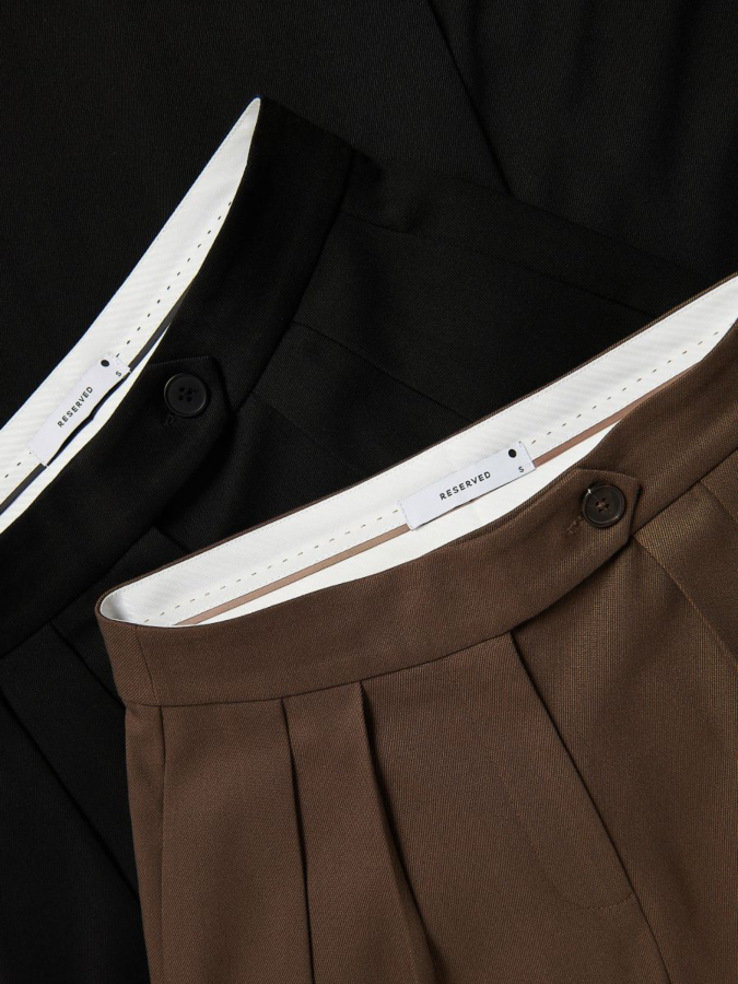 מכנסיים גזרה רחבה עם קפלים