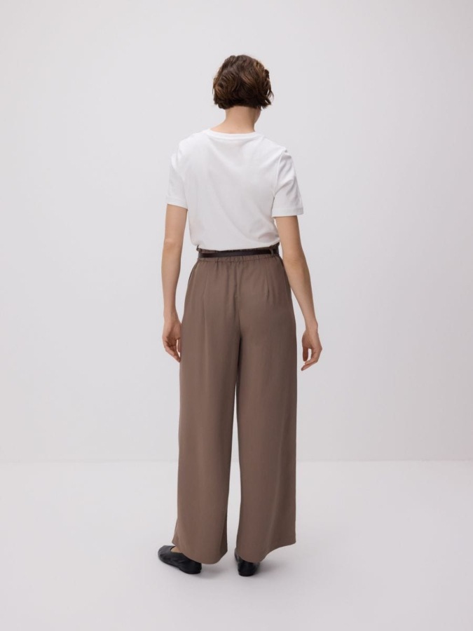 מכנסיים עם חגורה