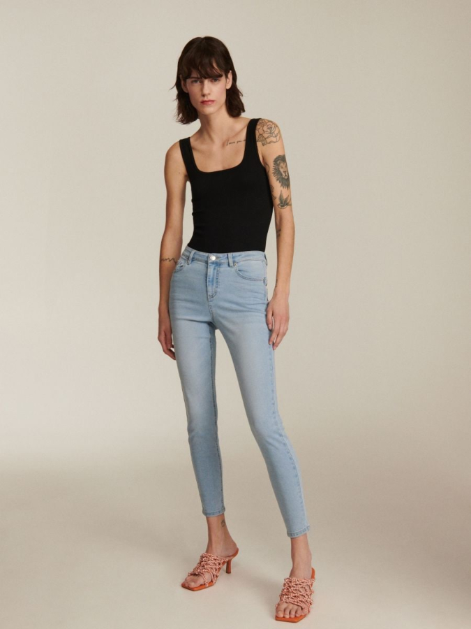 ג'ינס בגזרה סקיני