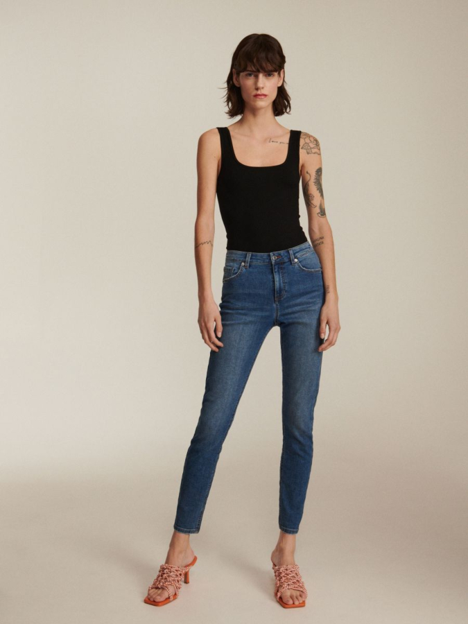 ג'ינס בגזרה סקיני