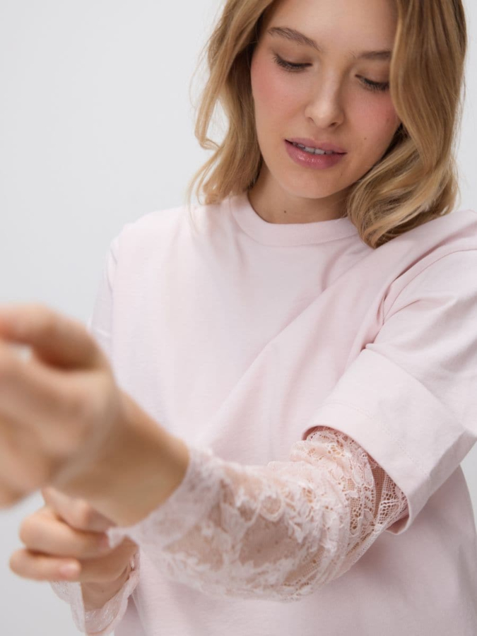 טי שירט עם שרוולי תחרה