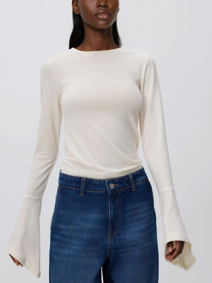 חולצה עם שרוולים מתרחבים