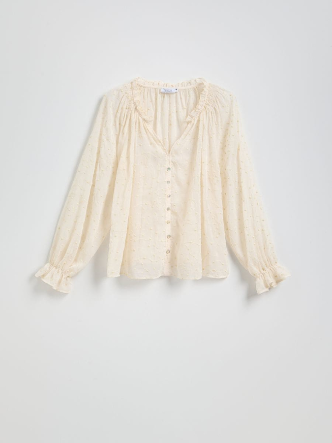 חולצה עם רקמה