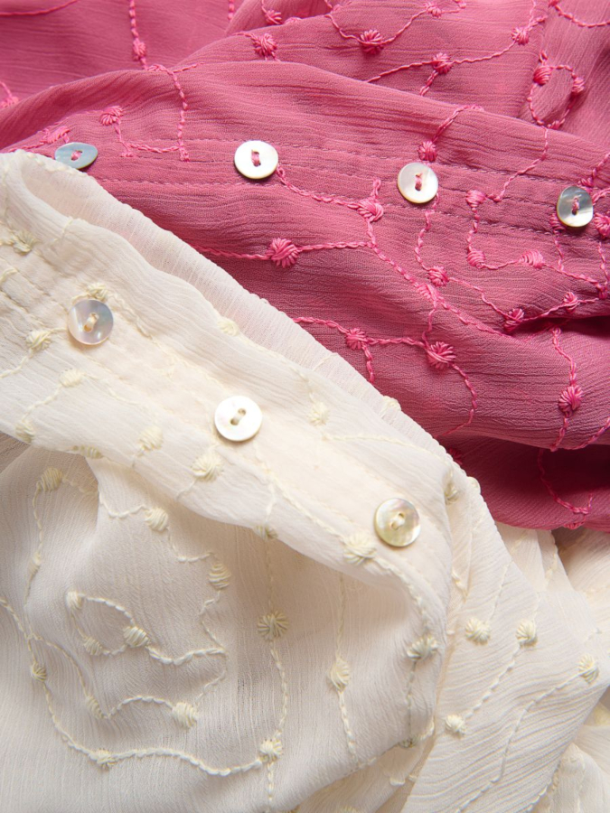 חולצה עם רקמה