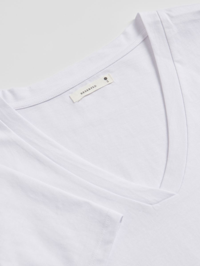 טי-שירט צווארון V