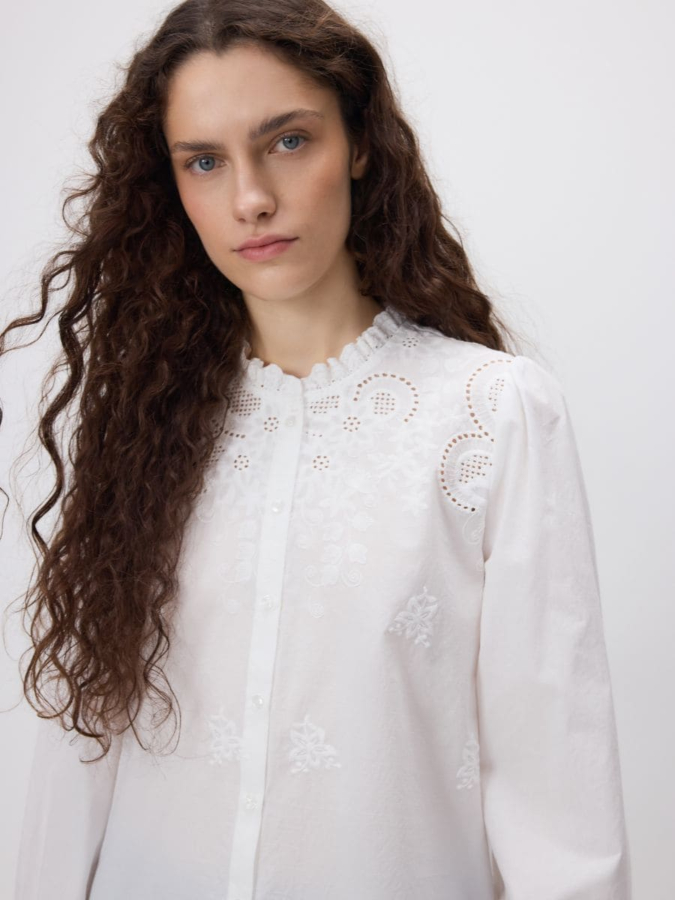 חולצה עם רקמה פתוחה