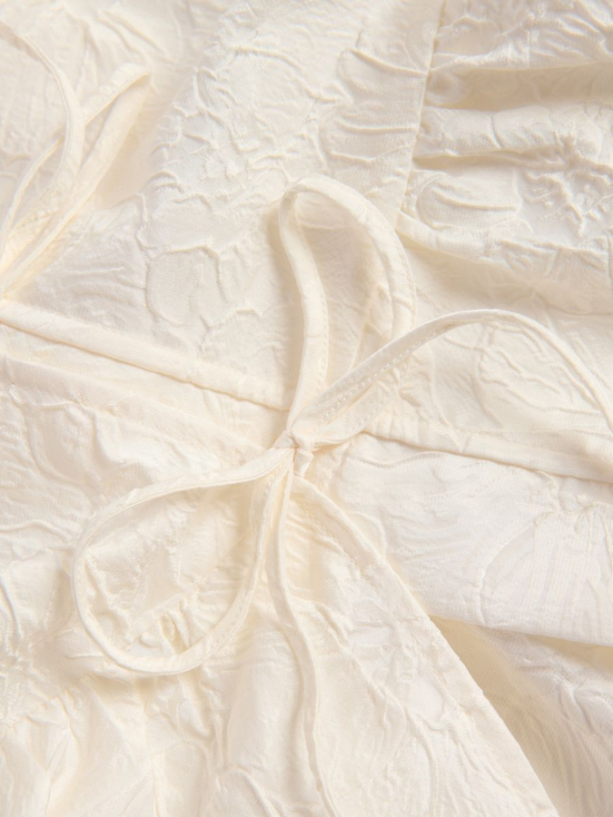 חולצה עם קשירה דקורטיבית