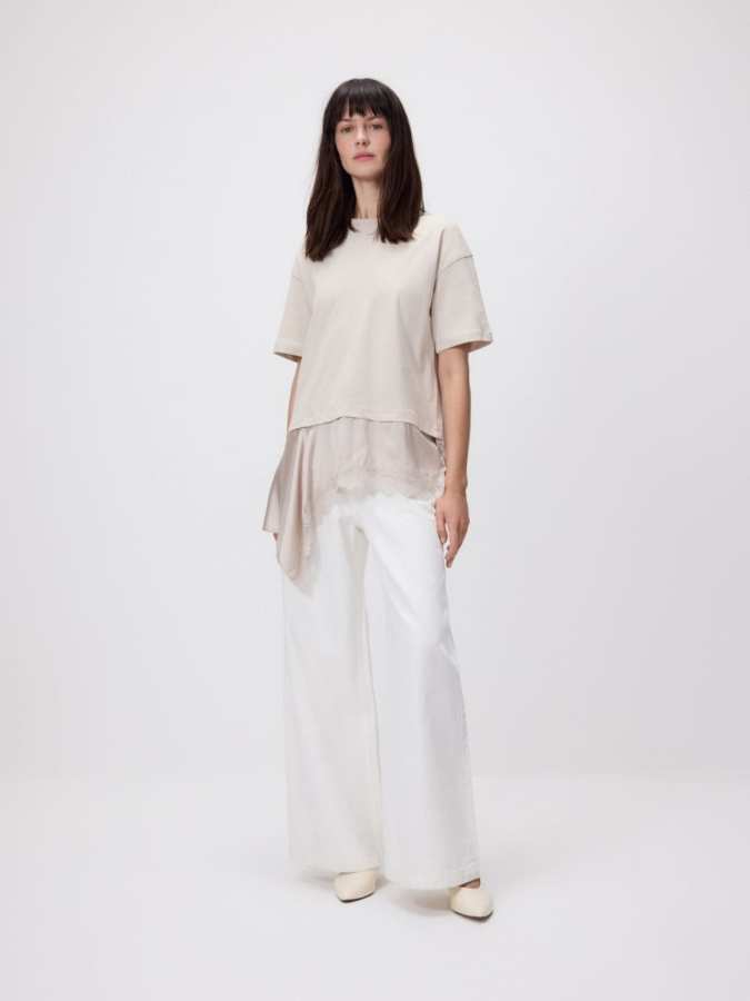 טי שירט א-סימטרית עם סיומת סאטן ותחרה