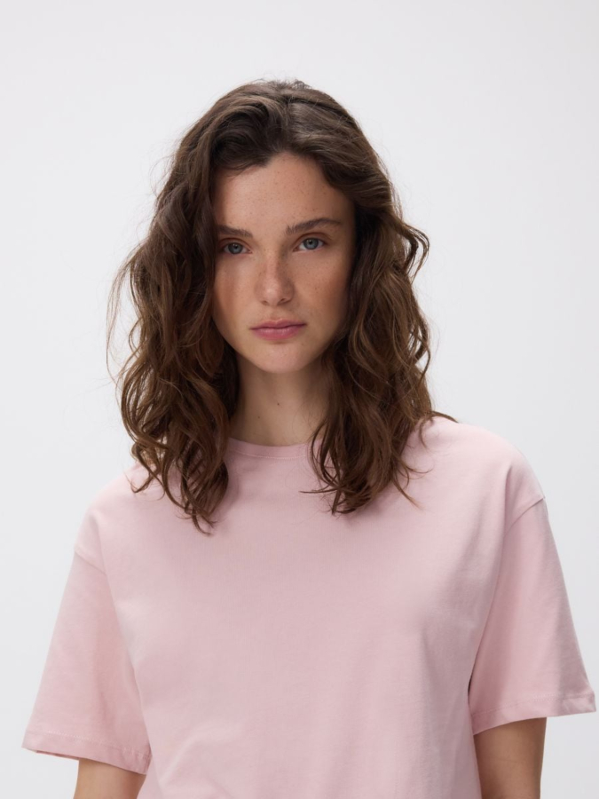 טי שירט א-סימטרית עם סיומת סאטן ותחרה