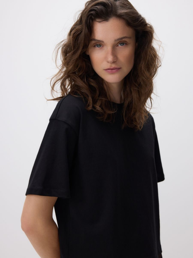 טי שירט א-סימטרית עם תחרה