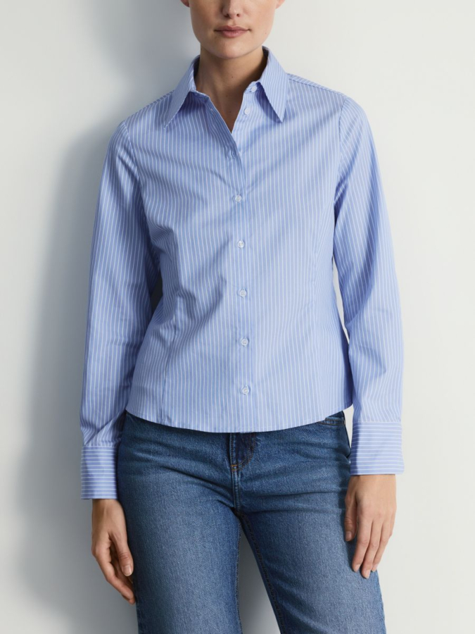 חולצה בגזרה צמודה