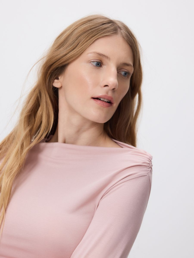 טופ צמוד עם כיווצים