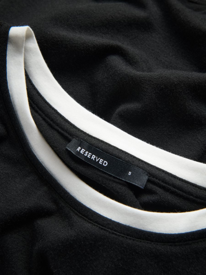 חולצת עם גימור מנוגד