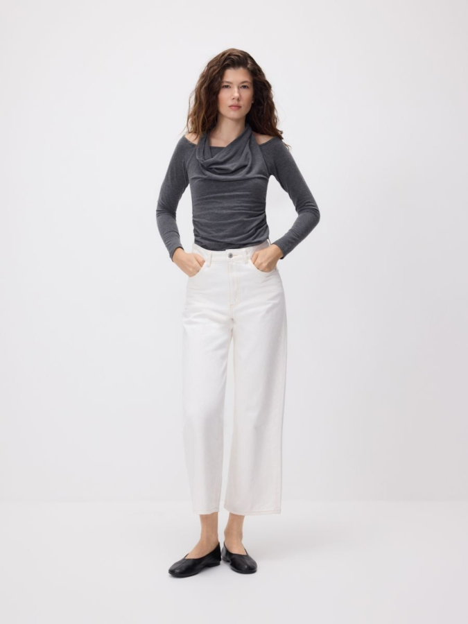 טופ עם צווארון מעוצב